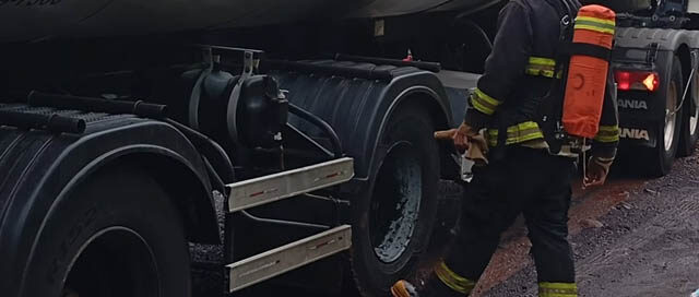 GARUHAPÉ: Principio de incendio en camión cisterna sobre la Ruta 12